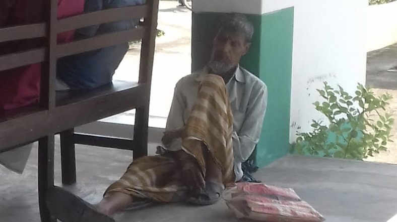 অর্থাভাবে হচ্ছেনা অপারেশন,পাইকগাছায় মেয়েকে বাঁচাতে অন্যের দ্বারে দ্বারে ঘুরছে বৃক্ষ প্রেমিক সিদ্দিক